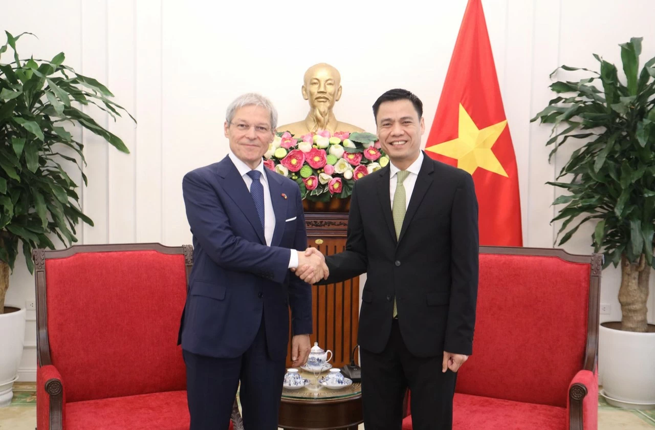 Thứ trưởng Ngoại giao Đặng Hoàng Giang đã tiếp Ngài Dacian Ciolos, nguyên Thủ tướng Romania. (Ảnh: Thành Long)