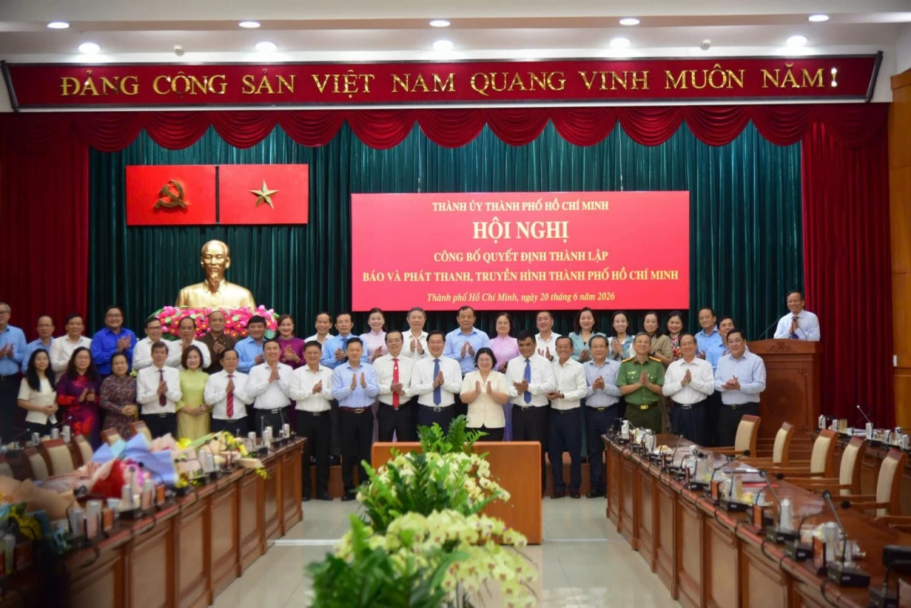 Các đại biểu chụp ảnh lưu niệm sau lễ công bố thành lập Báo và Phát thanh, Truyền hình TP. Hồ Chí Minh sáng 20/6. Các đại biểu chụp ảnh lưu niệm sau lễ công bố thành lập Báo và Phát thanh, Truyền hình TP. Hồ Chí Minh sáng 20/6.