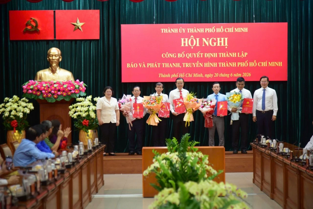 Lãnh đạo Thành ủy TP. Hồ Chí Minh trao quyết định bổ nhiệm và tặng hoa chúc mừng Ban lãnh đạo Báo và Phát thanh, Truyền hình TP. Hồ Chí Minh. (Nguồn: TTXVN) Lãnh đạo Thành ủy TP. Hồ Chí Minh trao quyết định bổ nhiệm và tặng hoa chúc mừng Ban lãnh đạo Báo và Phát thanh, Truyền hình TP. Hồ Chí Minh. (Nguồn: TTXVN)