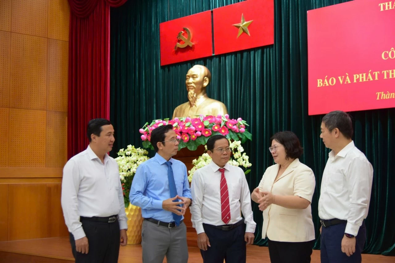 Bà Văn Thị Bạch Tuyết trao đổi bên lề hội nghị với đại diện các cơ quan báo chí tại lễ công bố thành lập Báo và Phát thanh, Truyền hình TP Hồ Chí Minh sáng 20/6. Bà Văn Thị Bạch Tuyết trao đổi bên lề hội nghị với đại diện các cơ quan báo chí tại lễ công bố thành lập Báo và Phát thanh, Truyền hình TP Hồ Chí Minh sáng 20/6.