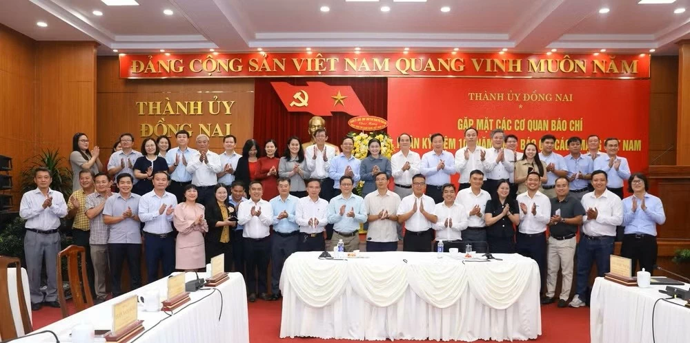 Lãnh đạo và các đai biểu chụp ảnh lưu niệm - Ảnh Báo Nhân dân Lãnh đạo và các đai biểu chụp ảnh lưu niệm - Ảnh Báo Nhân dân