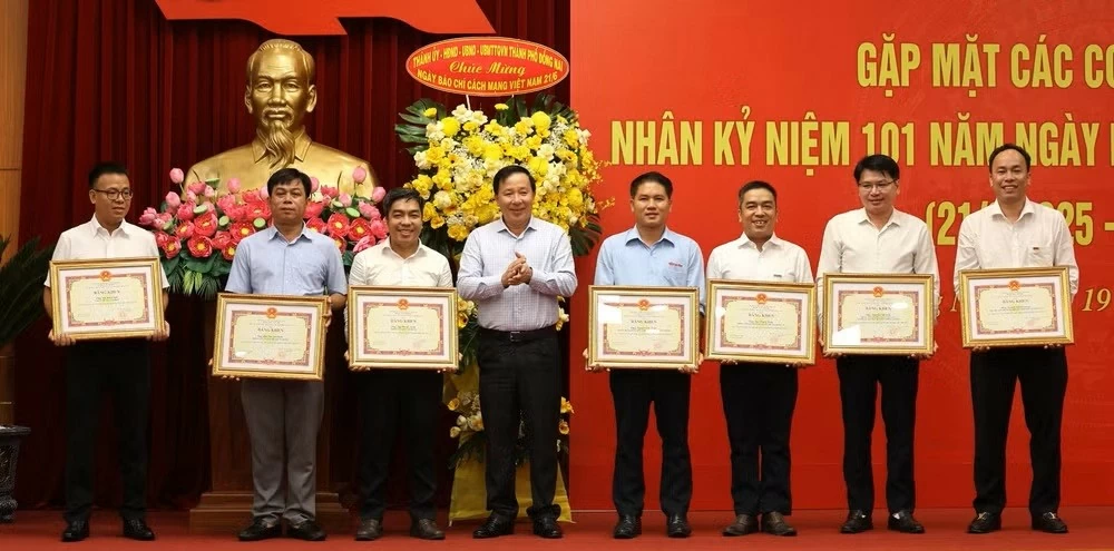 Phó Bí thư Thành ủy, Chủ tịch Ủy ban nhân dân thành phố Đồng Nai Nguyễn Văn Út trao Bằng khen cho 7 cá nhân có thành tích xuất sắc trong việc tuyên truyền thành lập thành phố Đồng Nai - Ảnh Báo Nhân dân Phó Bí thư Thành ủy, Chủ tịch Ủy ban nhân dân thành phố Đồng Nai Nguyễn Văn Út trao Bằng khen cho 7 cá nhân có thành tích xuất sắc trong việc tuyên truyền thành lập thành phố Đồng Nai - Ảnh Báo Nhân dân