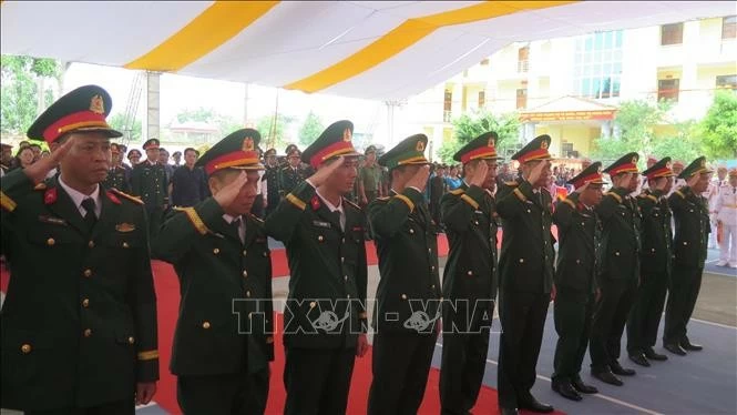 Lễ truy điệu 9 hài cốt liệt sĩ được tổ chức trang nghiêm tại Bát Xát, thể hiện lòng tri ân sâu sắc đối với những người đã hy sinh vì độc lập, tự do của Tổ quốc. (Nguồn: TTXVN)