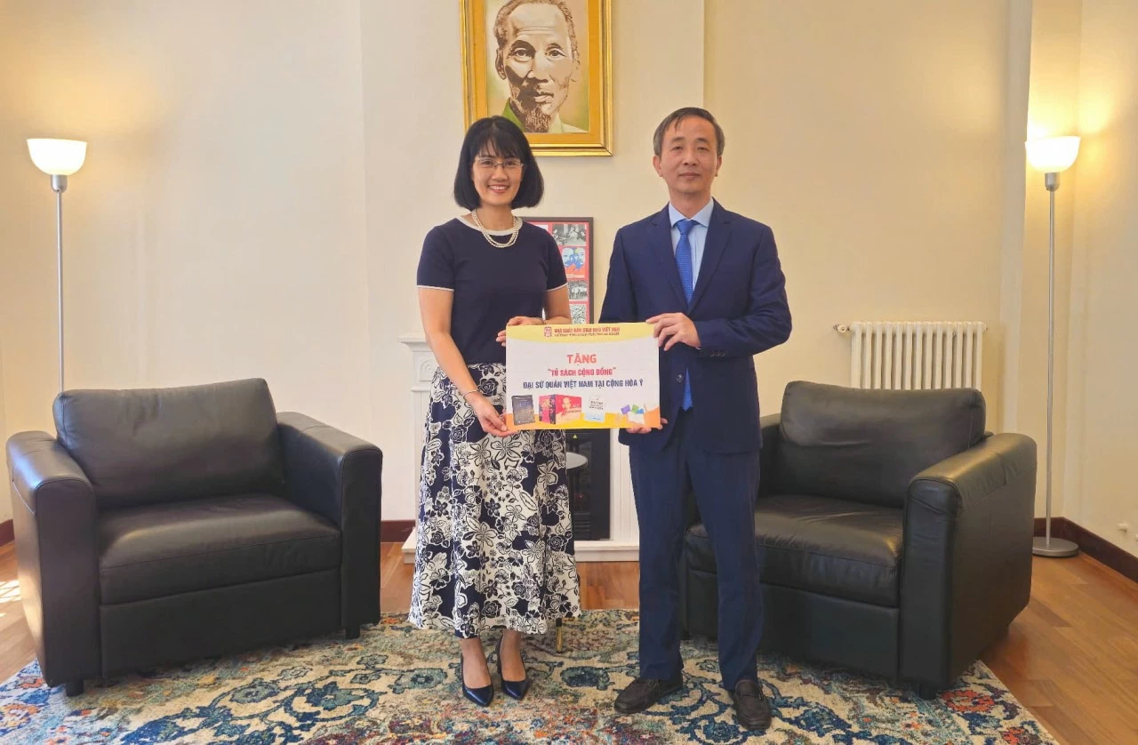 Lan tỏa tri thức Việt tới cộng đồng người Việt Nam tại Pháp và Italy Lan tỏa tri thức Việt tới cộng đồng người Việt Nam tại Pháp và Italy