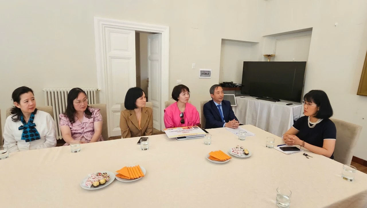 Lan tỏa tri thức Việt tới cộng đồng người Việt Nam tại Pháp và Italy Lan tỏa tri thức Việt tới cộng đồng người Việt Nam tại Pháp và Italy