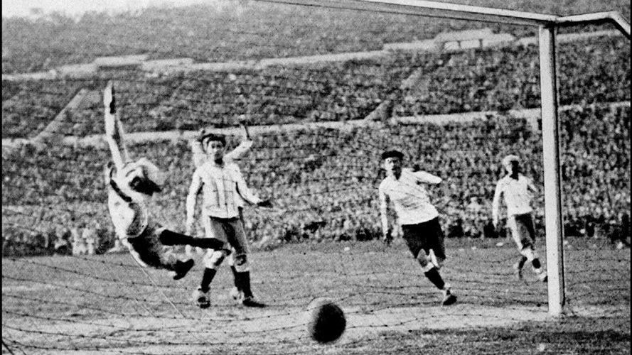 Héctor 'El Manco' Castro ghi bàn thắng thứ tư cho Uruguay trong trận chung kết World Cup đầu tiên của FIFA vào ngày 30 tháng 7 năm 1930 tại Montevideo, Uruguay. Wikimedia Comon Héctor 'El Manco' Castro ghi bàn thắng thứ tư cho Uruguay trong trận chung kết World Cup đầu tiên của FIFA vào ngày 30 tháng 7 năm 1930 tại Montevideo, Uruguay. Wikimedia Comon