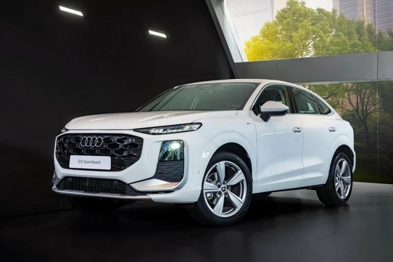 Audi Q3 2026 hướng tới nhóm khách hàng trẻ tại đô thị đang tìm kiếm một chiếc SUV cao cấp nhưng không quá cồng kềnh. Audi Q3 2026 hướng tới nhóm khách hàng trẻ tại đô thị đang tìm kiếm một chiếc SUV cao cấp nhưng không quá cồng kềnh.