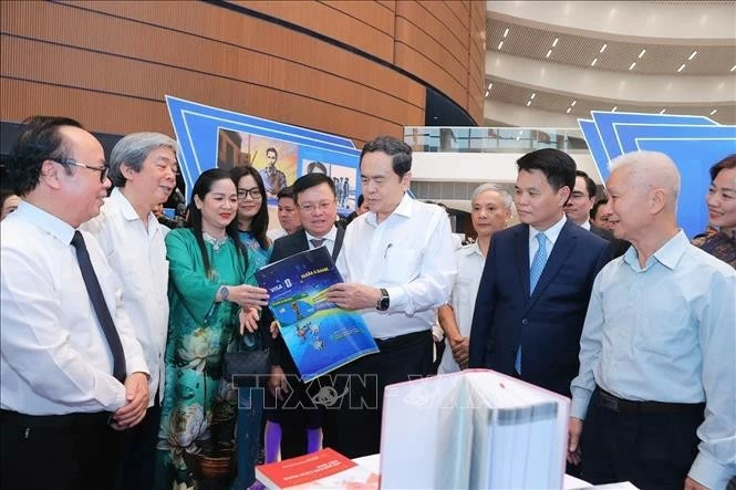 Chủ tịch Quốc hội Trần Thanh Mẫn tham quan không gian trưng bày tại Hội Báo toàn quốc 2026
