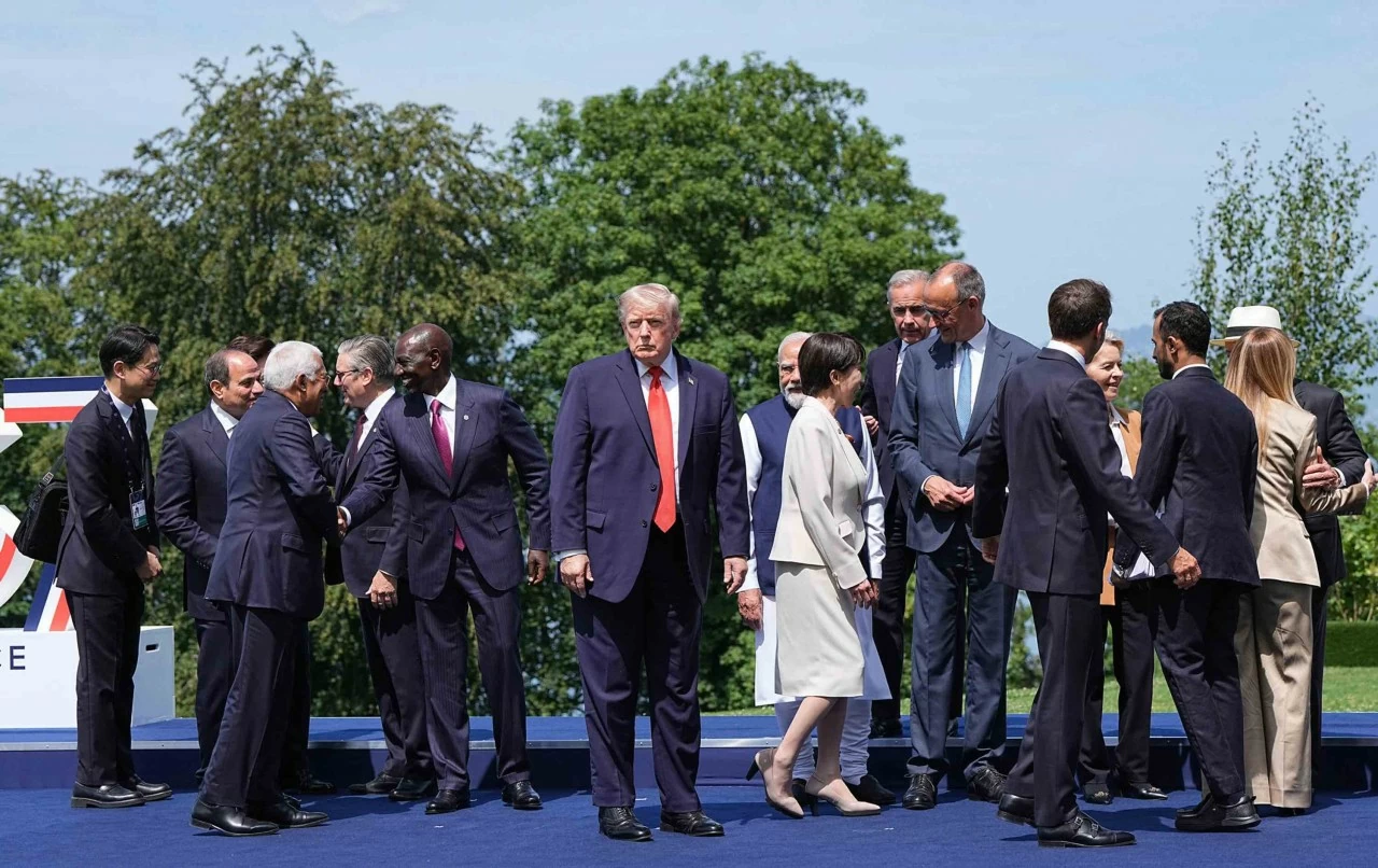Tổng thống Mỹ Donald Trump đứng ở vị trí trung tâm sân khấu khi các nhà lãnh đạo thế giới chào hỏi nhau để chụp ảnh lưu niệm chính thức tại Hội nghị Thượng đỉnh G7 ở Évian-les-Bains, Pháp, ngày 16/6. (Nguồn: The New York Times) Tổng thống Mỹ Donald Trump đứng ở vị trí trung tâm sân khấu khi các nhà lãnh đạo thế giới chào hỏi nhau để chụp ảnh lưu niệm chính thức tại Hội nghị Thượng đỉnh G7 ở Évian-les-Bains, Pháp, ngày 16/6. (Nguồn: The New York Times)