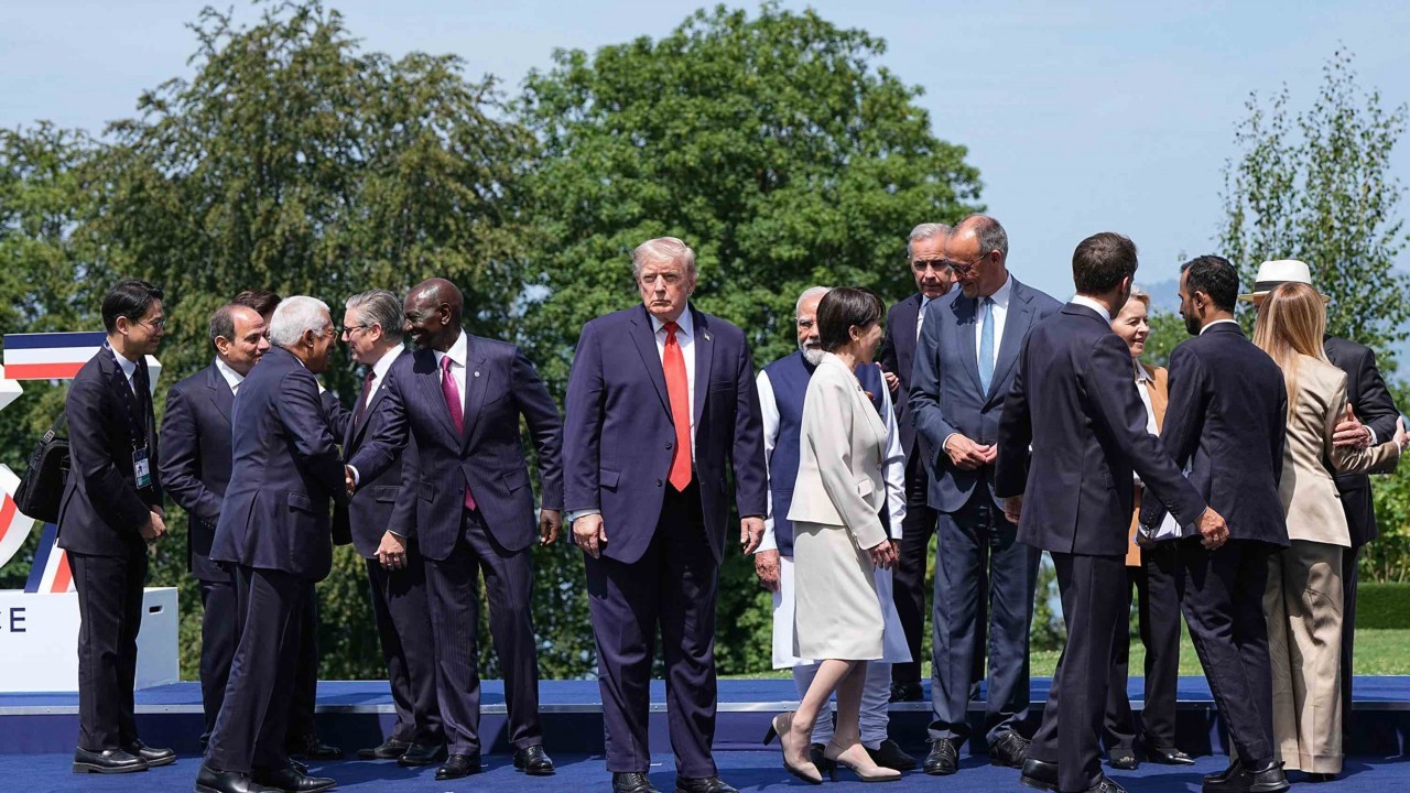 Ảnh ấn tượng: Tổng thống Donald Trump 'lẻ bóng' tại Hội nghị G7, Lãnh đạo Iran 'khoe' thỏa thuận với Mỹ, mâu thuẫn trong nội bộ Israel