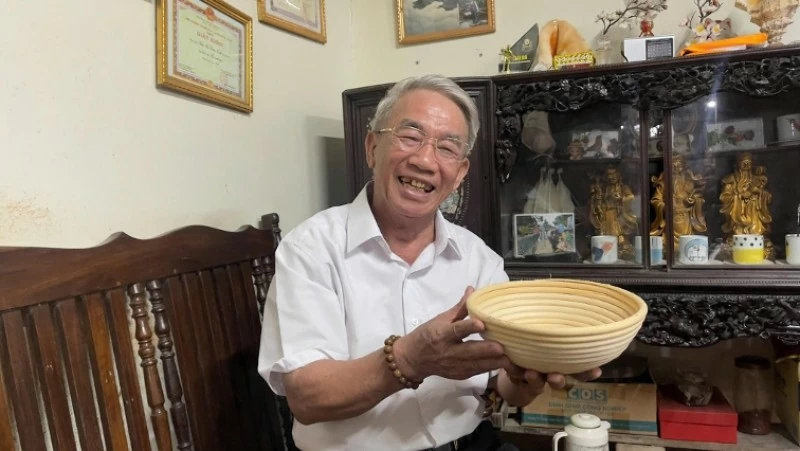 Nghệ nhân Trần Minh Hoài Ngân với hơn 50 năm gắn bó với nghề, vẫn đam mê giữ lửa truyền thống. (Ảnh: Thu Phương)