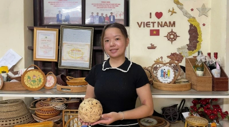 Chị Ngô Thị Liên, người con của xứ mây tre Phú Vinh với hơn 20 năm gắn bó cùng nghề thủ công (Ảnh: Thu Phương)