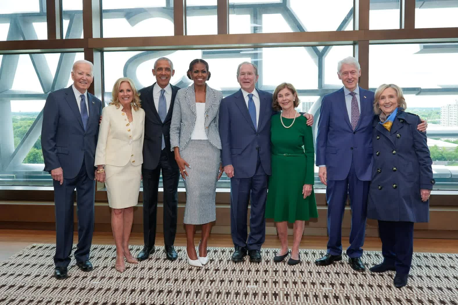 Từ trái sang phải: cựu Tổng thống Joe Biden, cựu Đệ nhất phu nhân Jill Biden, cựu Tổng thống Barack Obama, cựu Đệ nhất phu nhân Michelle Obama, cựu Tổng thống George W. Bush, cựu Đệ nhất phu nhân Laura Bush, cựu Tổng thống Bill Clinton và cựu Ngoại trưởng Hillary Clinton chụp ảnh lưu niệm trước lễ khánh thành Trung tâm Tổng thống Barack Obama tại Chicago, Mỹ, ngày 18/6. (Nguồn: Pool) Từ trái sang phải: cựu Tổng thống Joe Biden, cựu Đệ nhất phu nhân Jill Biden, cựu Tổng thống Barack Obama, cựu Đệ nhất phu nhân Michelle Obama, cựu Tổng thống George W. Bush, cựu Đệ nhất phu nhân Laura Bush, cựu Tổng thống Bill Clinton và cựu Ngoại trưởng Hillary Clinton chụp ảnh lưu niệm trước lễ khánh thành Trung tâm Tổng thống Barack Obama tại Chicago, Mỹ, ngày 18/6. (Nguồn: Pool)