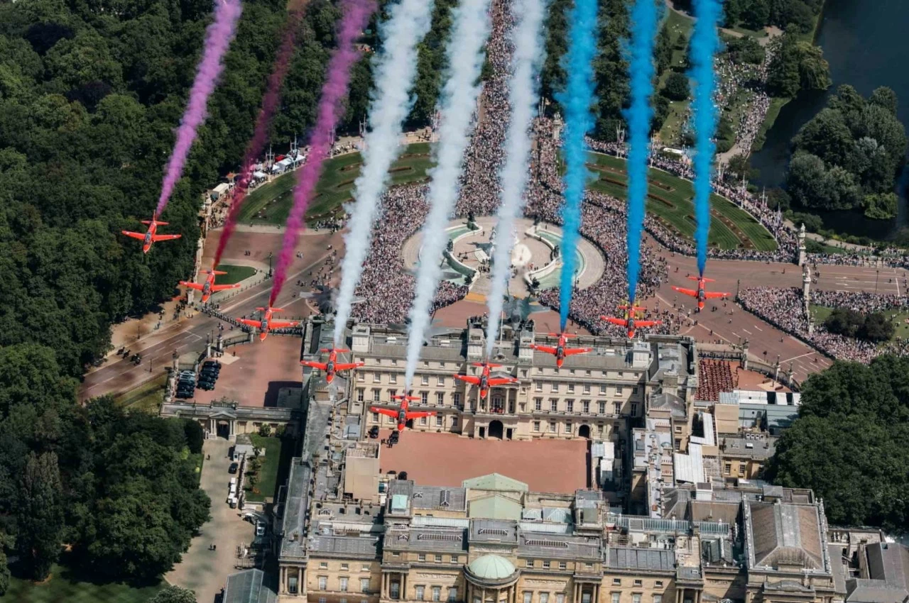 Đội bay biểu diễn Red Arrows của Không quân Hoàng gia Anh bay qua Cung điện Buckingham trong khuôn khổ lễ diễu binh thường niên Trooping the Colour tại London, Anh, ngày 13/6. (Nguồn: Pool) Đội bay biểu diễn Red Arrows của Không quân Hoàng gia Anh bay qua Cung điện Buckingham trong khuôn khổ lễ diễu binh thường niên Trooping the Colour tại London, Anh, ngày 13/6. (Nguồn: Pool)