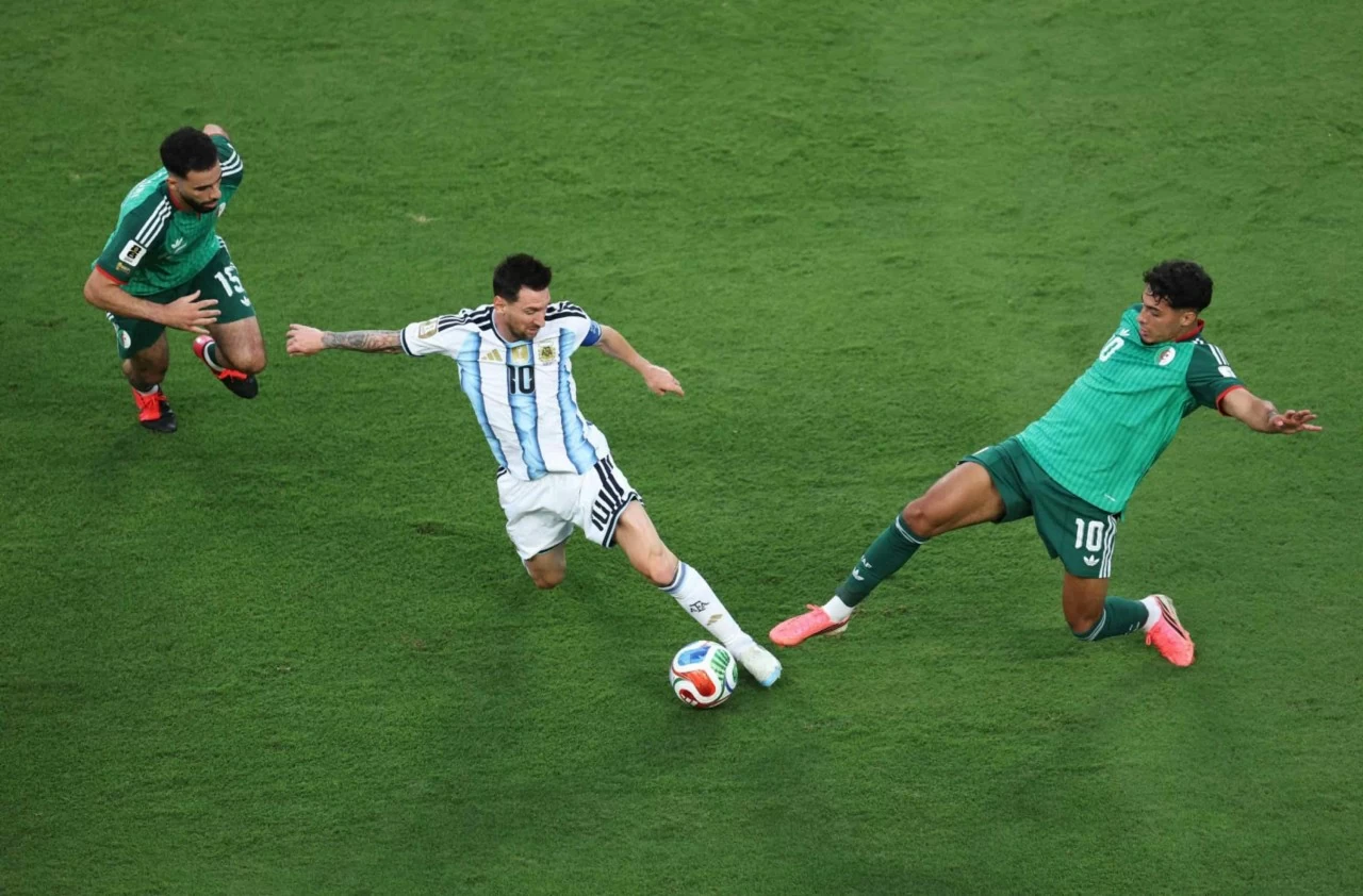 Siêu sao Lionel Messi của Argentina đi bóng vượt qua hai cầu thủ Algeria trong trận ra quân của đội nhà tại World Cup ở Kansas City, bang Missouri (Mỹ), ngày 16/6. Messi lập hat-trick, giúp nhà đương kim vô địch Argentina giành chiến thắng 3-0. Với ba bàn thắng này, anh cân bằng kỷ lục 16 bàn thắng tại các kỳ World Cup của Miroslav Klose – thành tích ghi bàn cao nhất trong lịch sử giải đấu. (Nguồn: Getty Images) Siêu sao Lionel Messi của Argentina đi bóng vượt qua hai cầu thủ Algeria trong trận ra quân của đội nhà tại World Cup ở Kansas City, bang Missouri (Mỹ), ngày 16/6. Messi lập hat-trick, giúp nhà đương kim vô địch Argentina giành chiến thắng 3-0. Với ba bàn thắng này, anh cân bằng kỷ lục 16 bàn thắng tại các kỳ World Cup của Miroslav Klose – thành tích ghi bàn cao nhất trong lịch sử giải đấu. (Nguồn: Getty Images)