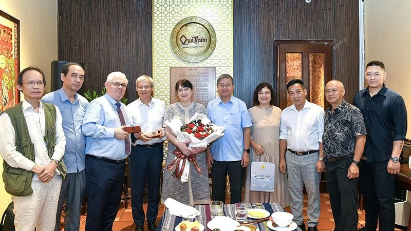 Lãnh đạo Hội Khoa học Phát triển Nông thôn Việt Nam (PHANO) và Tạp chí lưu niệm với các vị khách Quốc tế.
