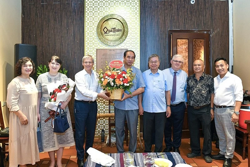 Các vị khách quốc tế tặng hoa chúc mừng các nhà báo, người làm báo Tạp chí PHANO nhân kỷ niệm 101 năm Ngày Báo chí Cách mạng Việt Nam (21/6/1925 - 21/6/2026).