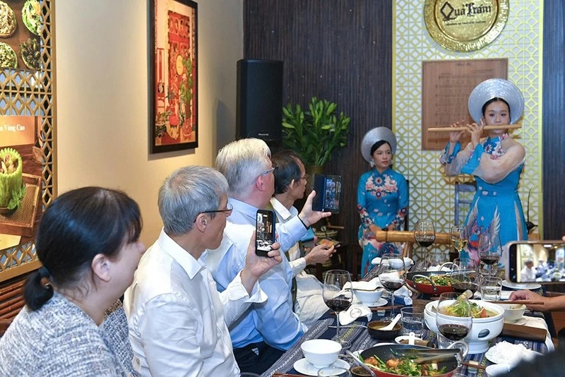 Lãnh đạo PHANO mời đại biểu quốc tế giao lưu trải nghiệm văn hóa âm thực và nghệ thuật độc đáo tại Nhà hàng Quả Trám, 21 Phùng Hưng, Hà Nội.
