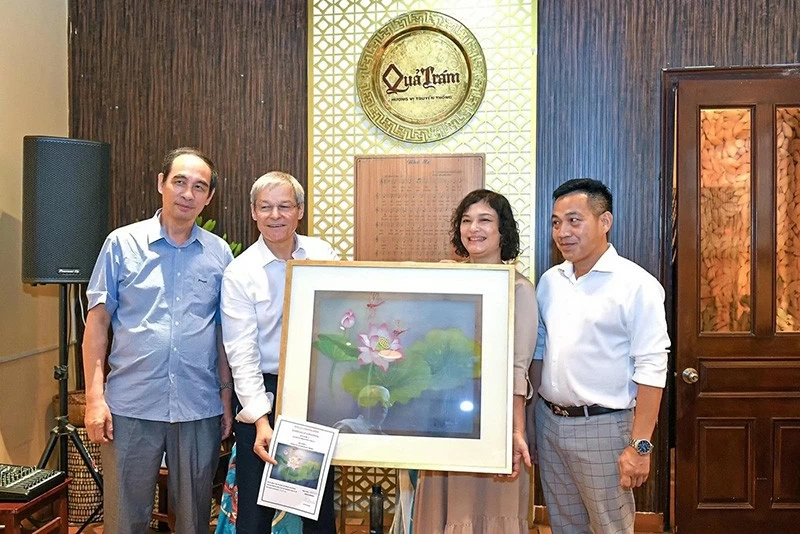 Buổi gặp diễn ra trong không khí thân mật thắm tình hữu nghị.
