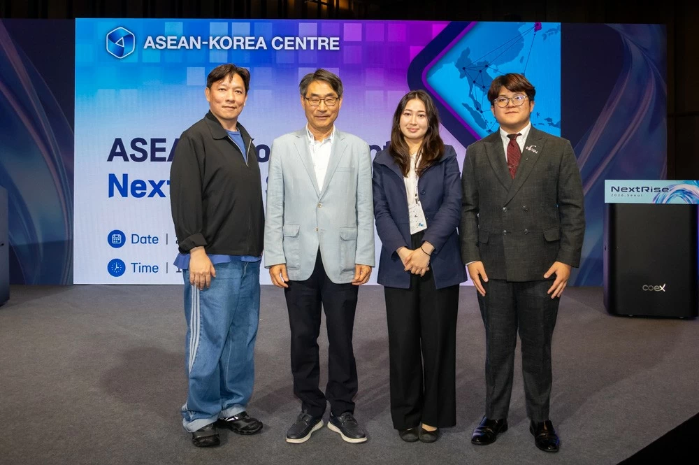 Tổng Thư k&yacute; Trung t&acirc;m ASEAN-H&agrave;n Quốc Kim Jae-shin chụp ảnh lưu niệm c&ugrave;ng đại diện c&aacute;c doanh nghiệp khởi nghiệp tham gia Tuần lễ Khởi nghiệp ASEAN-H&agrave;n Quốc 2025. Ảnh chụp ng&agrave;y 19/6 tại COEX, Seoul. AKC