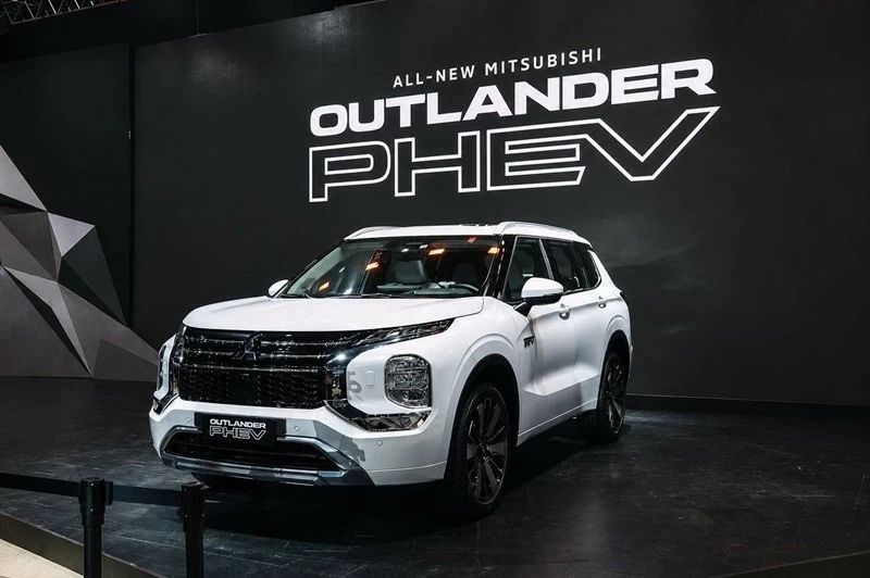 Mitsubishi Outlander PHEV 2026 tiếp tục sử dụng ngôn ngữ Dynamic Shield đặc trưng của thương hiệu Nhật Bản.