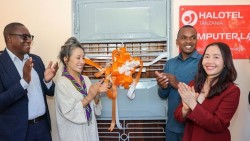 Đại sứ Việt Nam và Halotel trao tặng phòng máy tính cho trường Kiwanja cha Ndege Dodoma CC