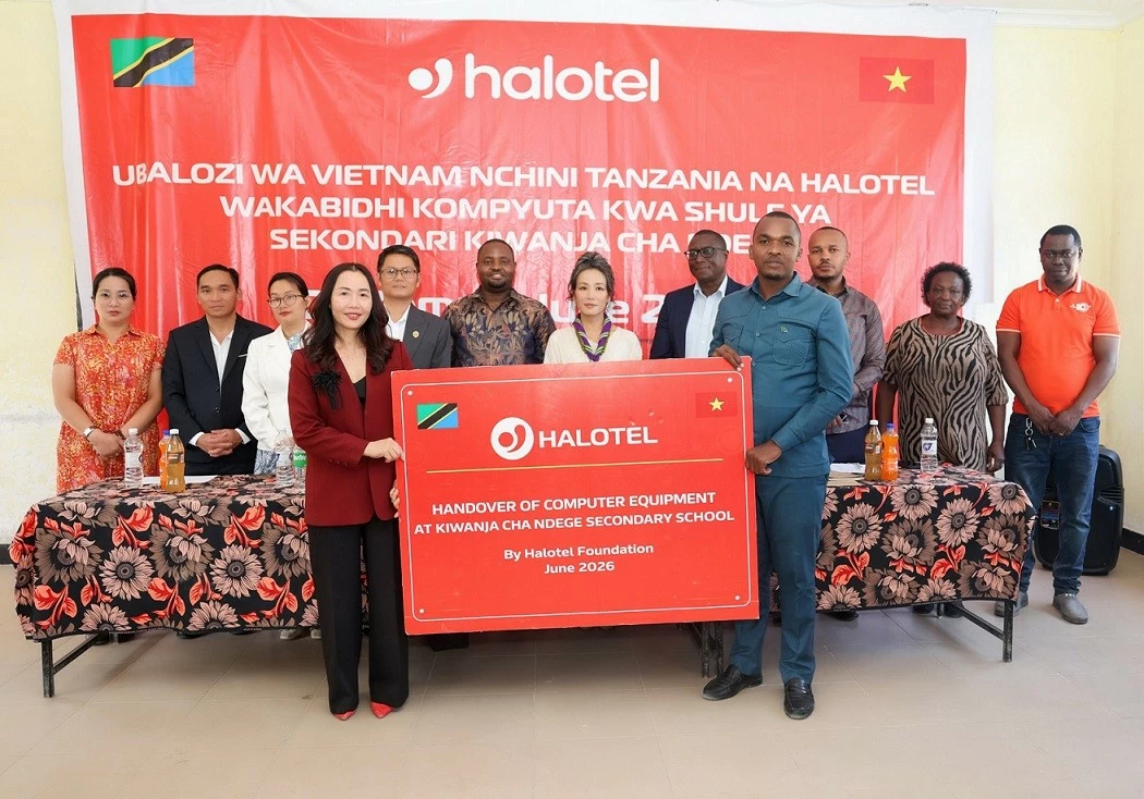 Đại sứ Việt Nam và Halotel trao tặng phòng máy tính cho trường Kiwanja cha Ndege Dodoma CC Đại sứ Việt Nam và Halotel trao tặng phòng máy tính cho trường Kiwanja cha Ndege Dodoma CC