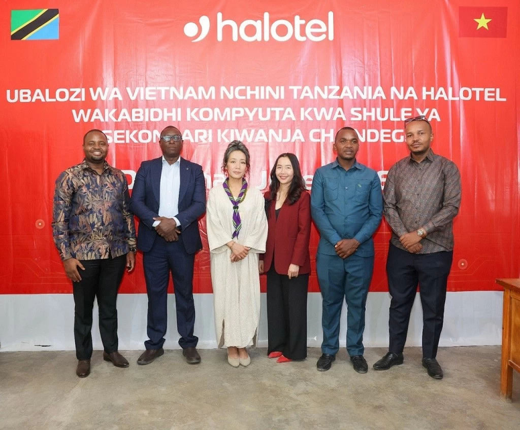 Đại sứ Việt Nam và Halotel trao tặng phòng máy tính cho trường Kiwanja cha Ndege Dodoma CC Đại sứ Việt Nam và Halotel trao tặng phòng máy tính cho trường Kiwanja cha Ndege Dodoma CC