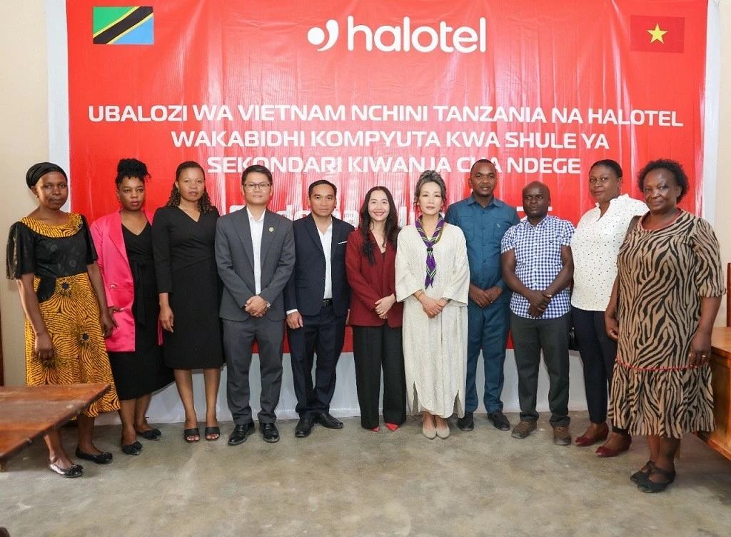 Đại sứ Việt Nam và Halotel trao tặng phòng máy tính cho trường Kiwanja cha Ndege Dodoma CC Đại sứ Việt Nam và Halotel trao tặng phòng máy tính cho trường Kiwanja cha Ndege Dodoma CC