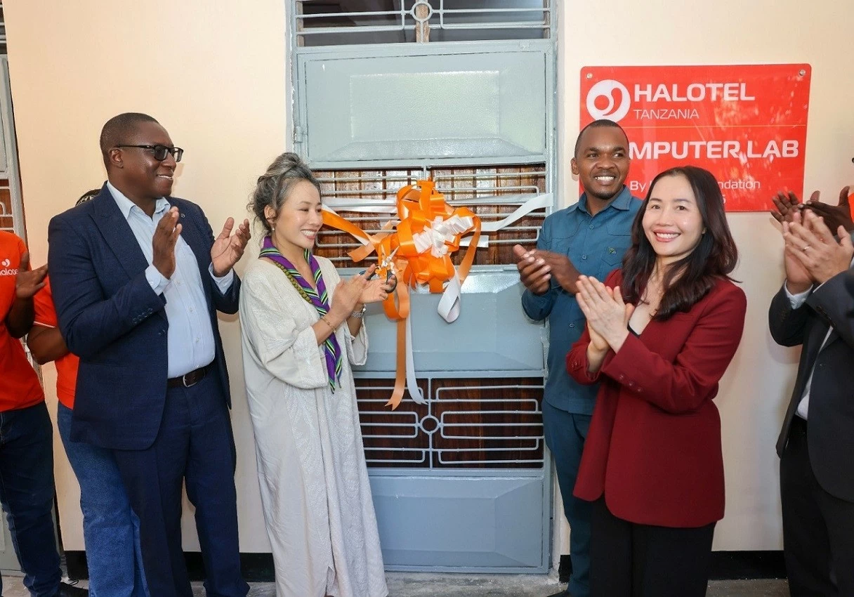Đại sứ Việt Nam và Halotel trao tặng phòng máy tính cho trường Kiwanja cha Ndege Dodoma CC Đại sứ Việt Nam và Halotel trao tặng phòng máy tính cho trường Kiwanja cha Ndege Dodoma CC