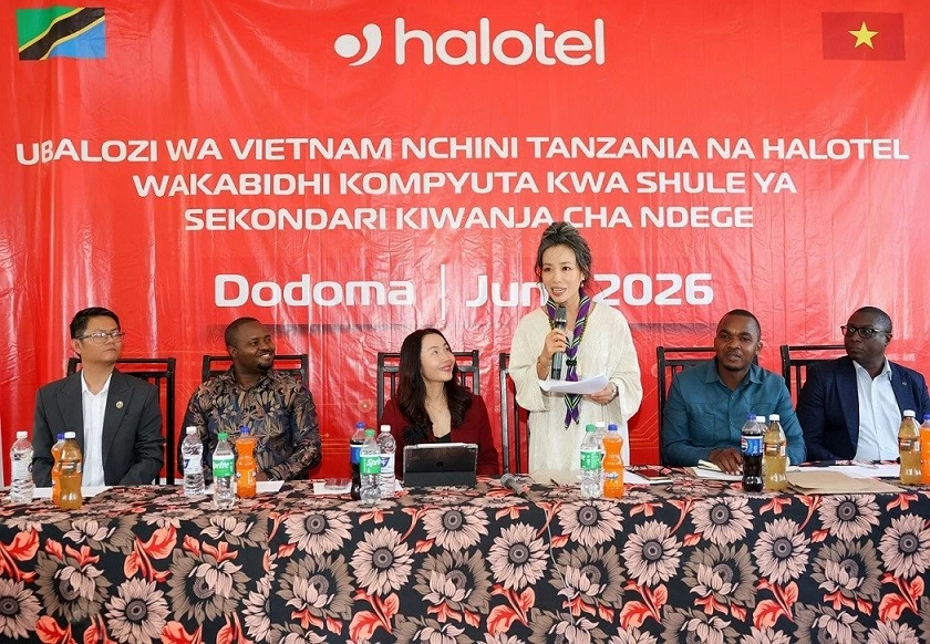 Đại sứ Việt Nam và Halotel trao tặng phòng máy tính cho trường Kiwanja cha Ndege Dodoma CC Đại sứ Việt Nam và Halotel trao tặng phòng máy tính cho trường Kiwanja cha Ndege Dodoma CC