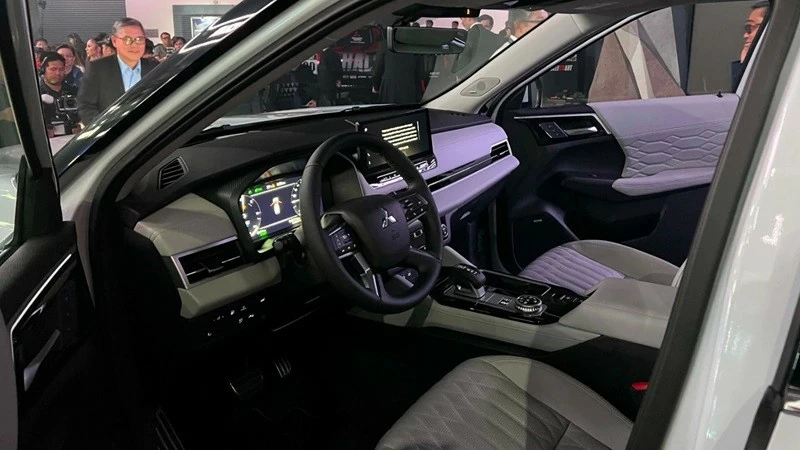 Khoang nội thất Mitsubishi Outlander PHEV 2026 được nâng cấp theo hướng hiện đại và công nghệ hơn.