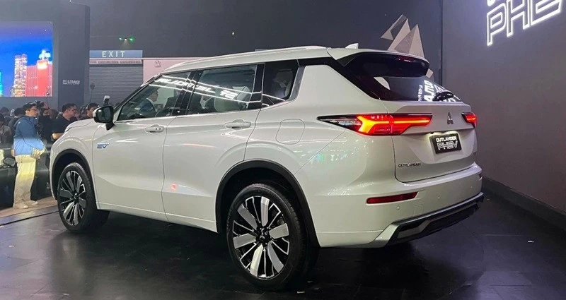 Mitsubishi Outlander PHEV 2026 được trang bị tới 7 chế độ lái gồm Eco, Normal, Power, Tarmac, Gravel, Snow và Mud.