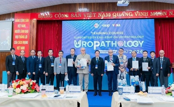 Lần đầu tiên Việt Nam đăng cai tập huấn chuẩn châu Âu về giải phẫu bệnh tiết niệu