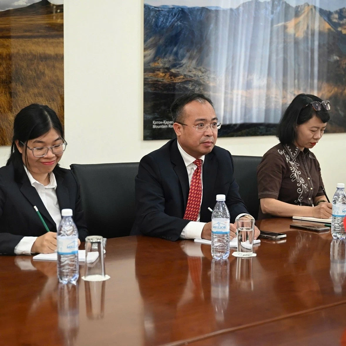 Đại sứ Nguyễn Thành Lê bắt đầu nhiệm kỳ công tác tại Kazakhstan Đại sứ Nguyễn Thành Lê bắt đầu nhiệm kỳ công tác tại Kazakhstan