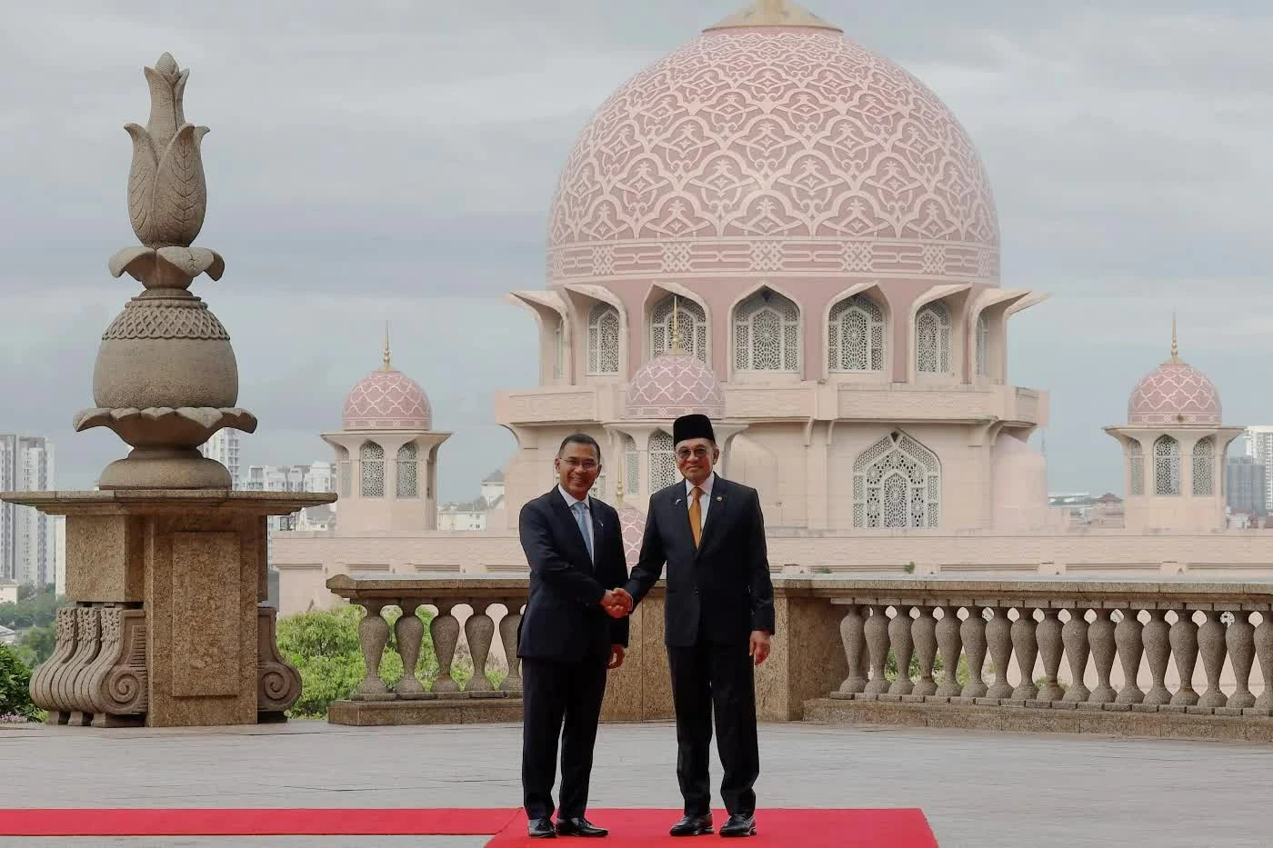 Thủ tướng Datuk Seri Anwar Ibrahim (phải) đón Thủ tướng Bangladesh Tarique Rahman tại Perdana Putra. -BernAMA Thủ tướng Datuk Seri Anwar Ibrahim (phải) đón Thủ tướng Bangladesh Tarique Rahman tại Perdana Putra. -BernAMA