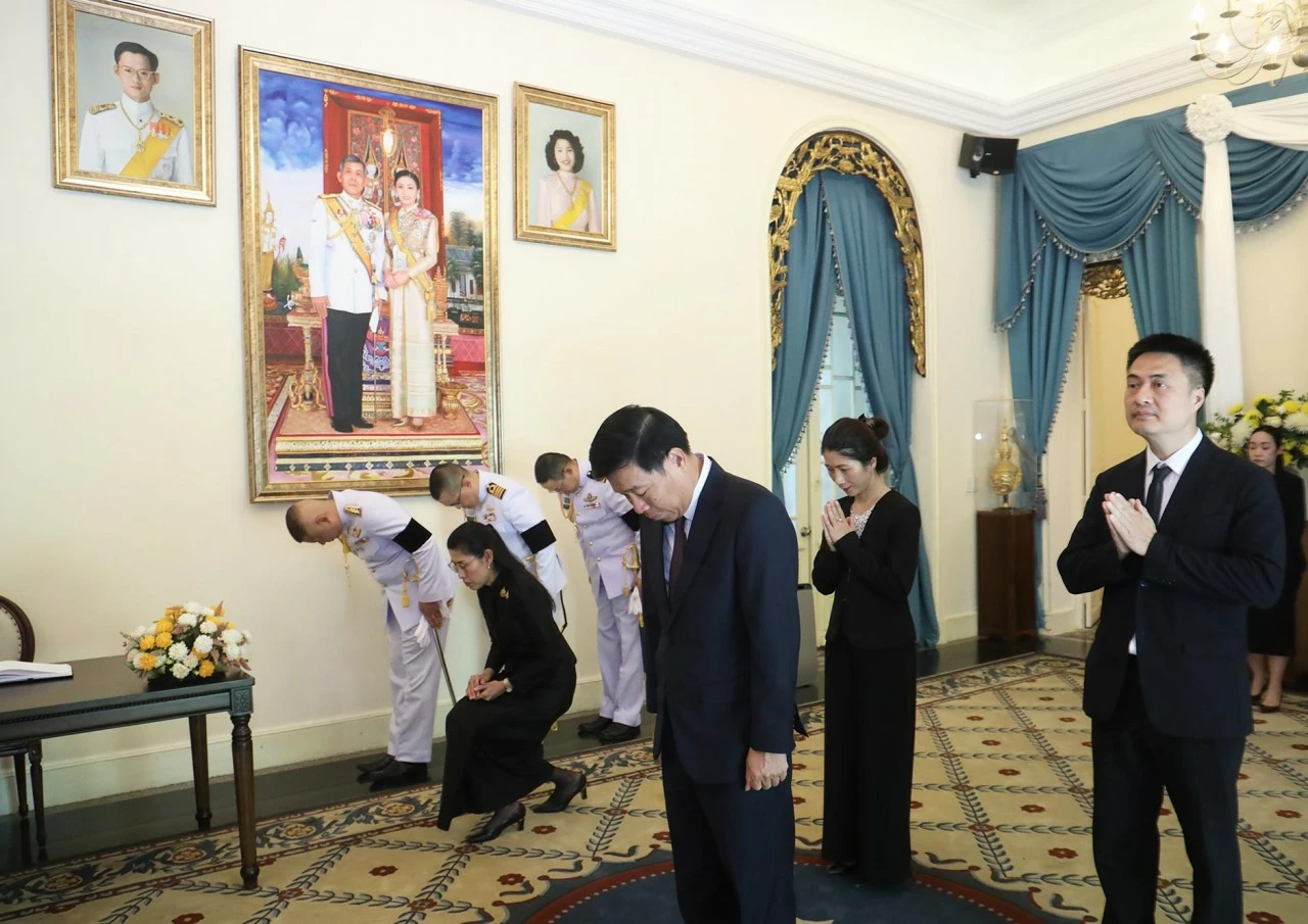 Ủy viên Trung ương Đảng, Phó Bí thư Thường trực Đảng ủy Bộ, Thứ trưởng Ngoại giao Nguyễn Mạnh Cường cùng các đại biểu dành phút mặc niệm tưởng nhớ Công chúa Bajrakitiyabha Narendiradebyavati. (Ảnh: Thành Long)