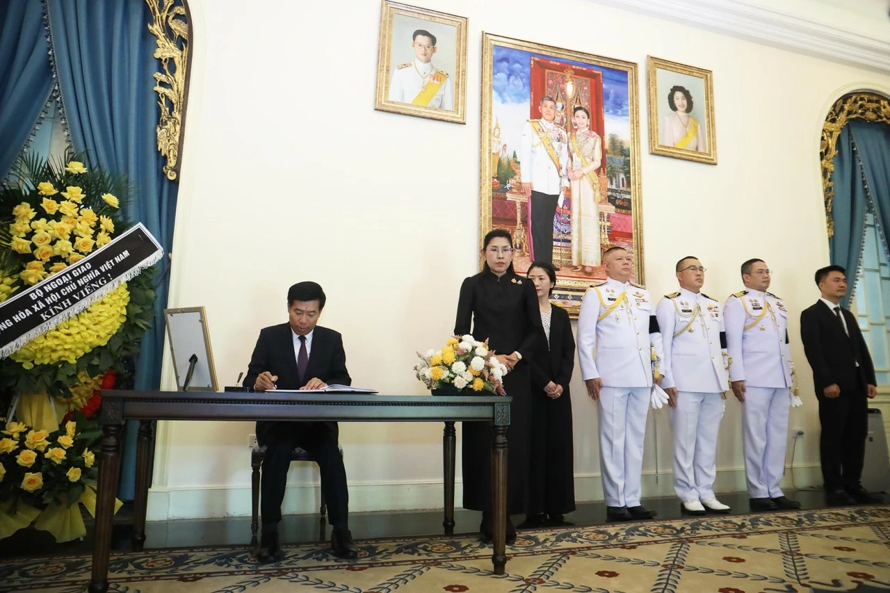 Thứ trưởng Nguyễn Mạnh Cường ghi sổ tang tưởng niệm Công chúa Thái Lan Bajrakitiyabha Narendiradebyavati. (Ảnh: Thành Long)