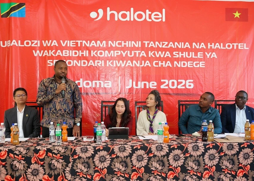 Đại sứ Việt Nam và Halotel trao tặng phòng máy tính cho trường Kiwanja cha Ndege Dodoma CC Đại sứ Việt Nam và Halotel trao tặng phòng máy tính cho trường Kiwanja cha Ndege Dodoma CC