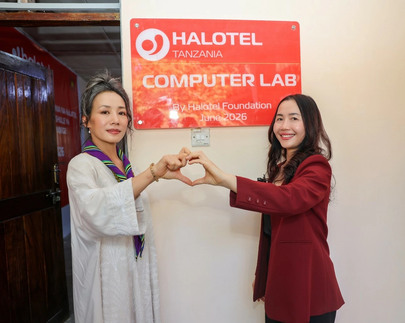 Đại sứ Việt Nam và Halotel trao tặng phòng máy tính cho trường Kiwanja cha Ndege Dodoma CC