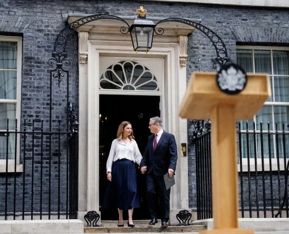 Thủ tướng Anh Keir Starmer từ chức: Khi chiến thắng áp đảo không đủ để giữ chân quyền lực