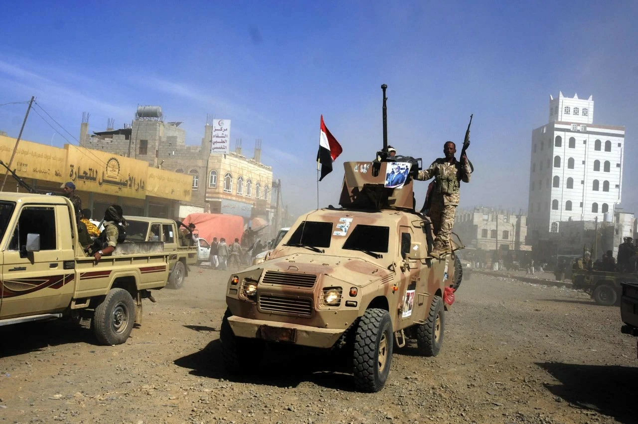 Lực lượng vũ trang tại tỉnh Al-Dhalea, miền Nam Yemen, trong bối cảnh khu vực này trở thành tâm điểm giao tranh sau đợt tấn công quy mô lớn mới nhất của Houthi. (Nguồn: Social News XYZ)