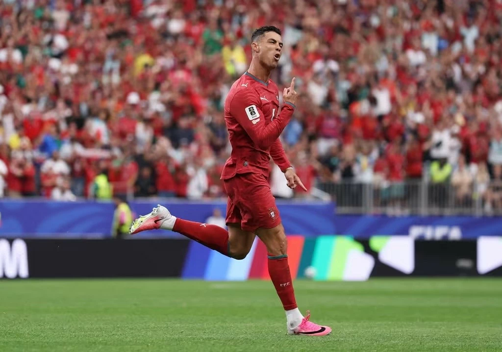 Ronaldo giữ thái độ trung lập khi được hỏi về phong độ của Messi