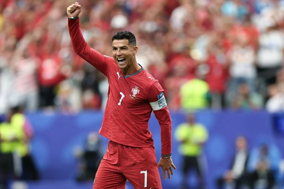 Ronaldo lập kỳ tích hiếm có, sánh ngang Messi và huyền thoại Laudrup