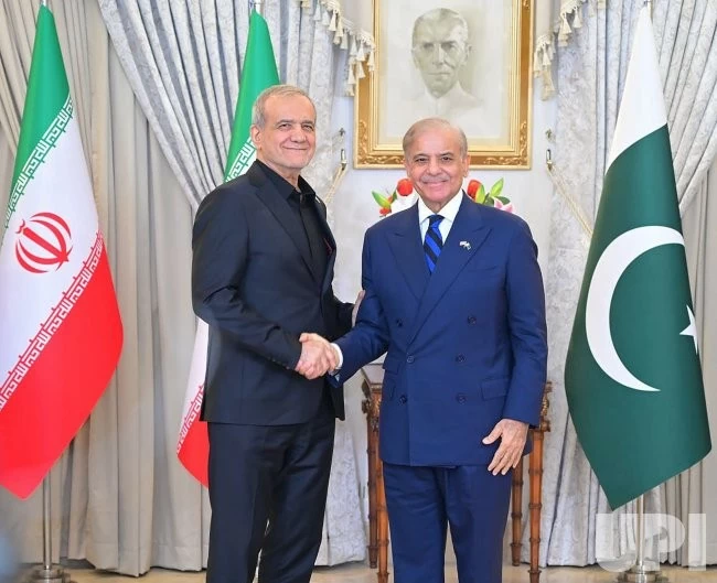 Tổng thống Iran thăm Pakistan: Khẳng định không đàm phán với Mỹ về chương trình tên lửa, kêu gọi xây dựng cấu trúc an ninh mới cho Trung Đông Tổng thống Iran thăm Pakistan: Khẳng định không đàm phán với Mỹ về chương trình tên lửa, kêu gọi xây dựng cấu trúc an ninh mới cho Trung Đông