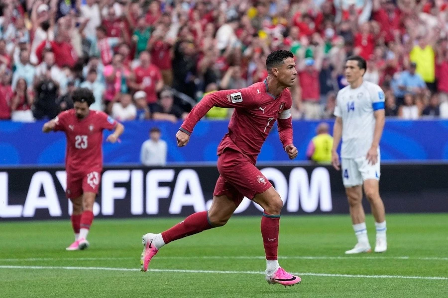 Kết quả bóng đá Bảng K World Cup 2026: Bồ Đào Nha 5-0 Uzbekistan – Ronaldo trở thành cầu thủ đầu tiên ghi bàn ở 6 kỳ World Cup Kết quả bóng đá Bảng K World Cup 2026: Bồ Đào Nha 5-0 Uzbekistan – Ronaldo trở thành cầu thủ đầu tiên ghi bàn ở 6 kỳ World Cup
