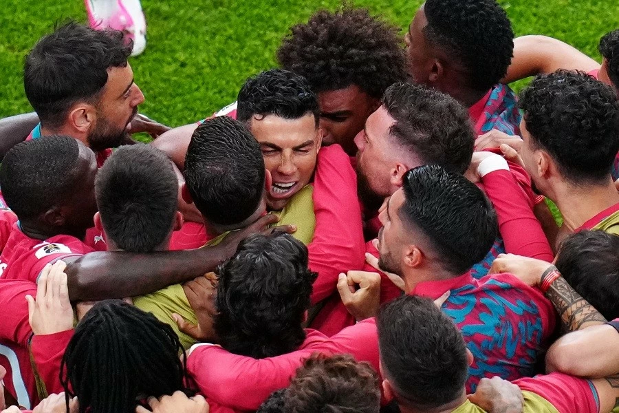 Kết quả bóng đá Bảng K World Cup 2026: Bồ Đào Nha 5-0 Uzbekistan – Ronaldo trở thành cầu thủ đầu tiên ghi bàn ở 6 kỳ World Cup Kết quả bóng đá Bảng K World Cup 2026: Bồ Đào Nha 5-0 Uzbekistan – Ronaldo trở thành cầu thủ đầu tiên ghi bàn ở 6 kỳ World Cup