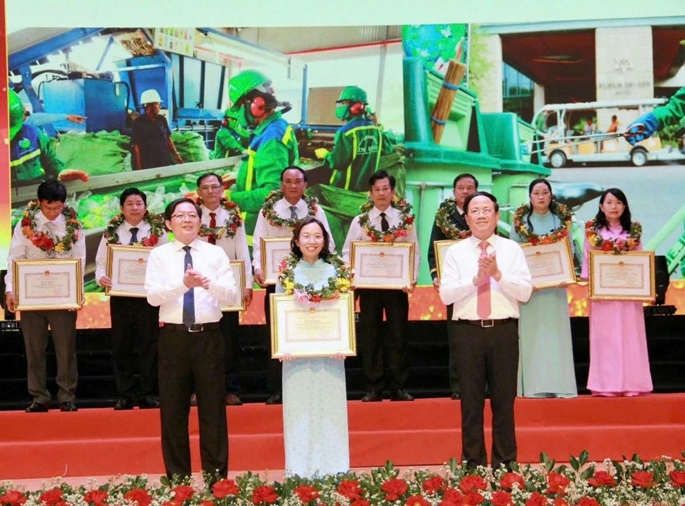 Công ty CP Môi trường Bình Định đón nhận bằng khen điển hình tiên tiến giai đoạn 2021 – 2025. Công ty CP Môi trường Bình Định đón nhận bằng khen điển hình tiên tiến giai đoạn 2021 – 2025.