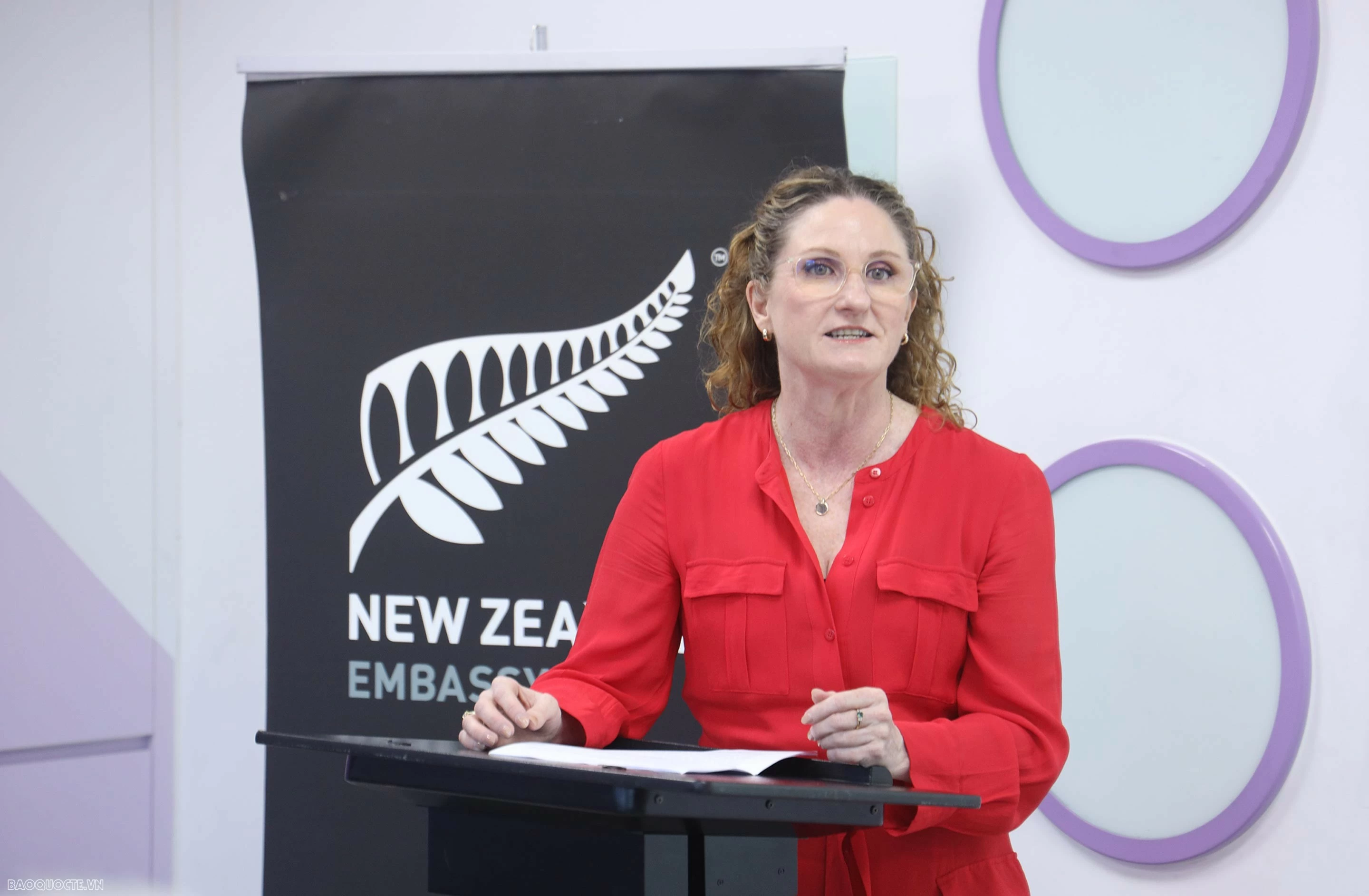 Đại sứ New Zealand tại Việt Nam Caroline Beresford phát biểu tại buổi khai mạc. (Ảnh: Thành Long) Đại sứ New Zealand tại Việt Nam Caroline Beresford phát biểu tại buổi khai mạc. (Ảnh: Thành Long)