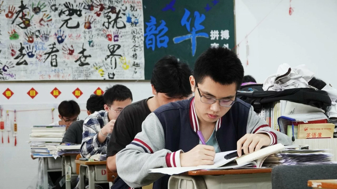 Từ cuộc đua vào đại học, nhìn về nền kinh tế chính trị đang chuyển mình của Trung Quốc